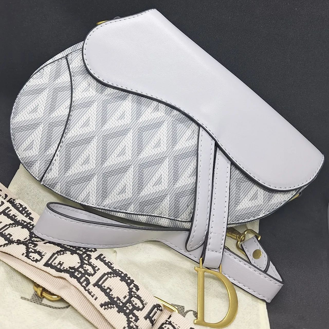 Bolsa Saddle Dior Inspired - Cinza CD Diamond (Nova)