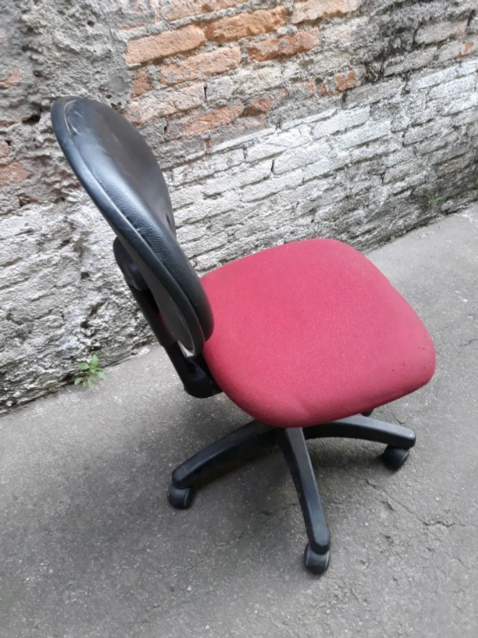 Cadeira vermelho e preto - Foto 2