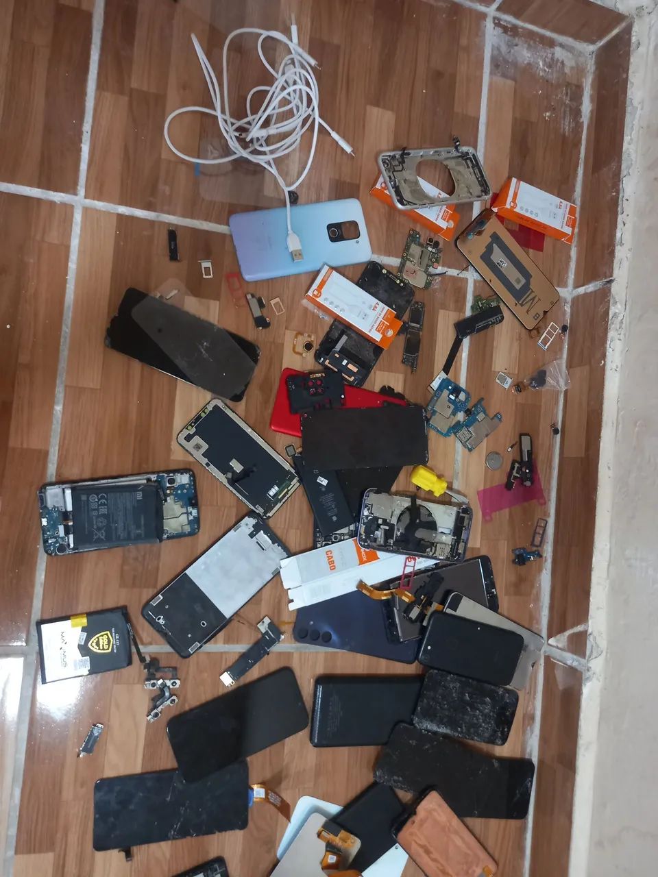 LOTE DE PEÇAS DR CELULARES (PLACA IPHONE 12, IPHONE XR, PLACA IPHONE 8, E DIVERSOS - Foto 2
