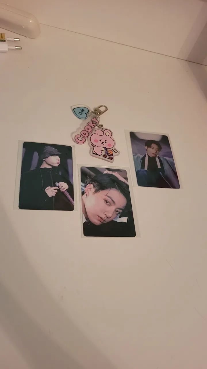 Kit Jungkook: 1 chaveiro e 3 lomocards