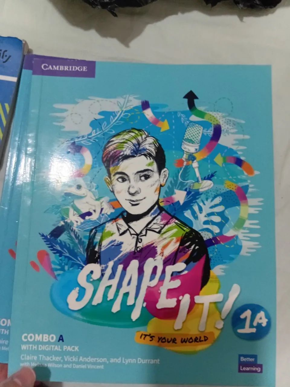 Livros e uniformes