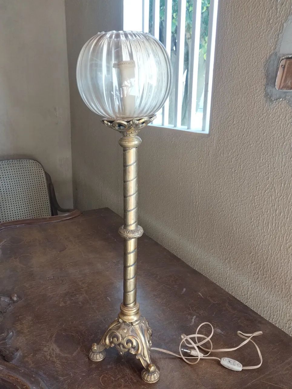 Um lustre de bronze  - Foto 3