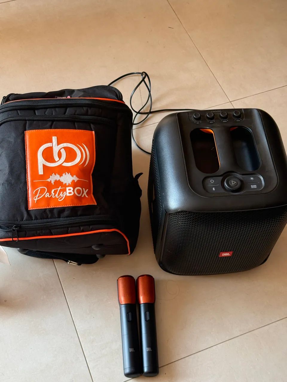 Vendo caixa som JBL PartyBox com microfones