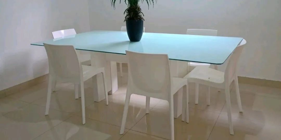 Mesa de Jantar 2,10m com Tampo de Vidro e Base Laqueada - Excelente Estado