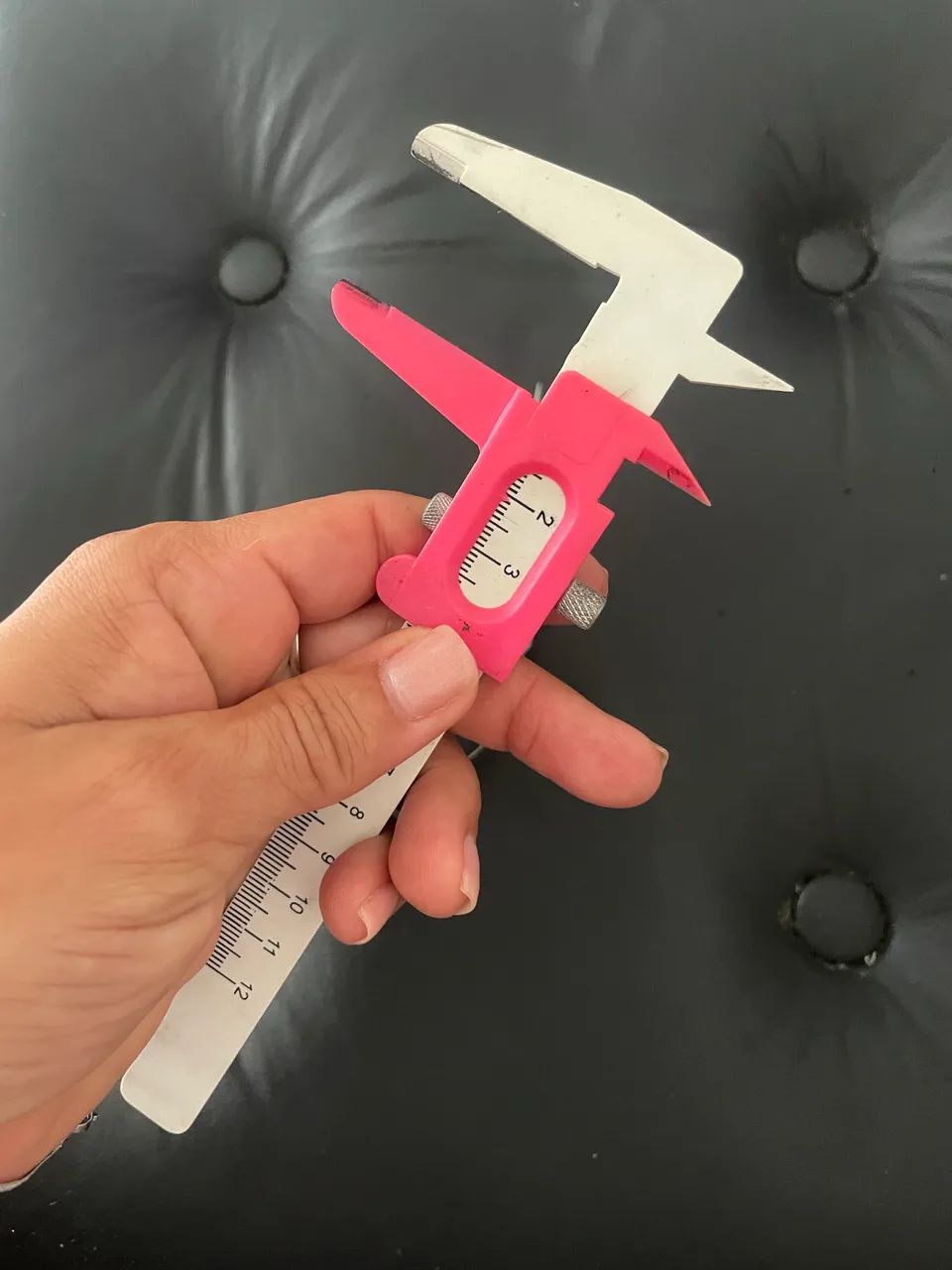 Vendo tesoura e paquímetro para design de sobrancelha  - Foto 4