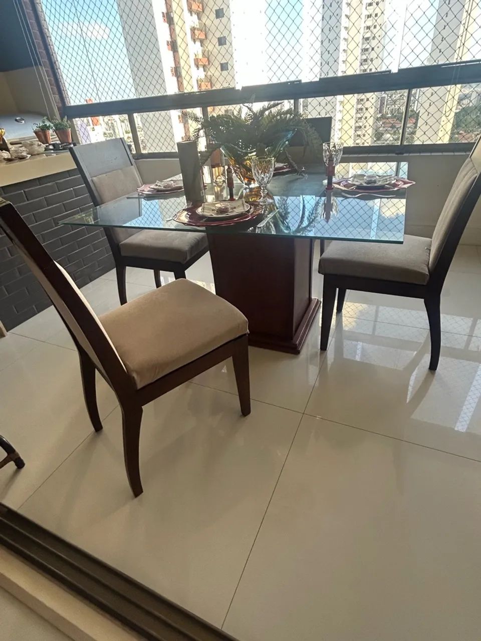 OPORTUNIDADE: MESA DE JANTAR E CADEIRAS INCLUSAS 