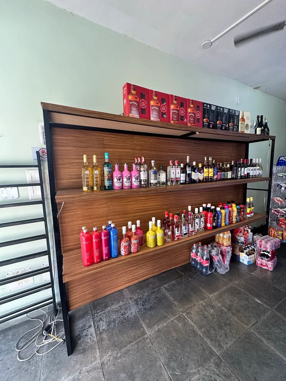 VENDO PRATELEIRA FÉ BEBIDAS