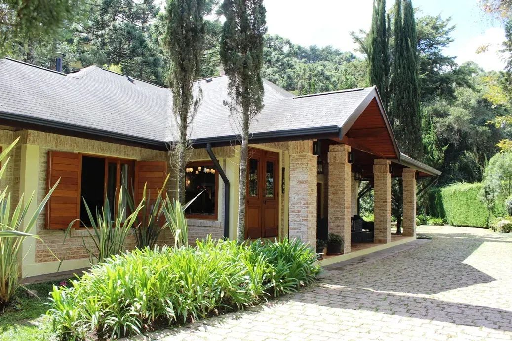 CASA TÉRREA E DE TERRENO DE TOPOGRAFIA PLANA