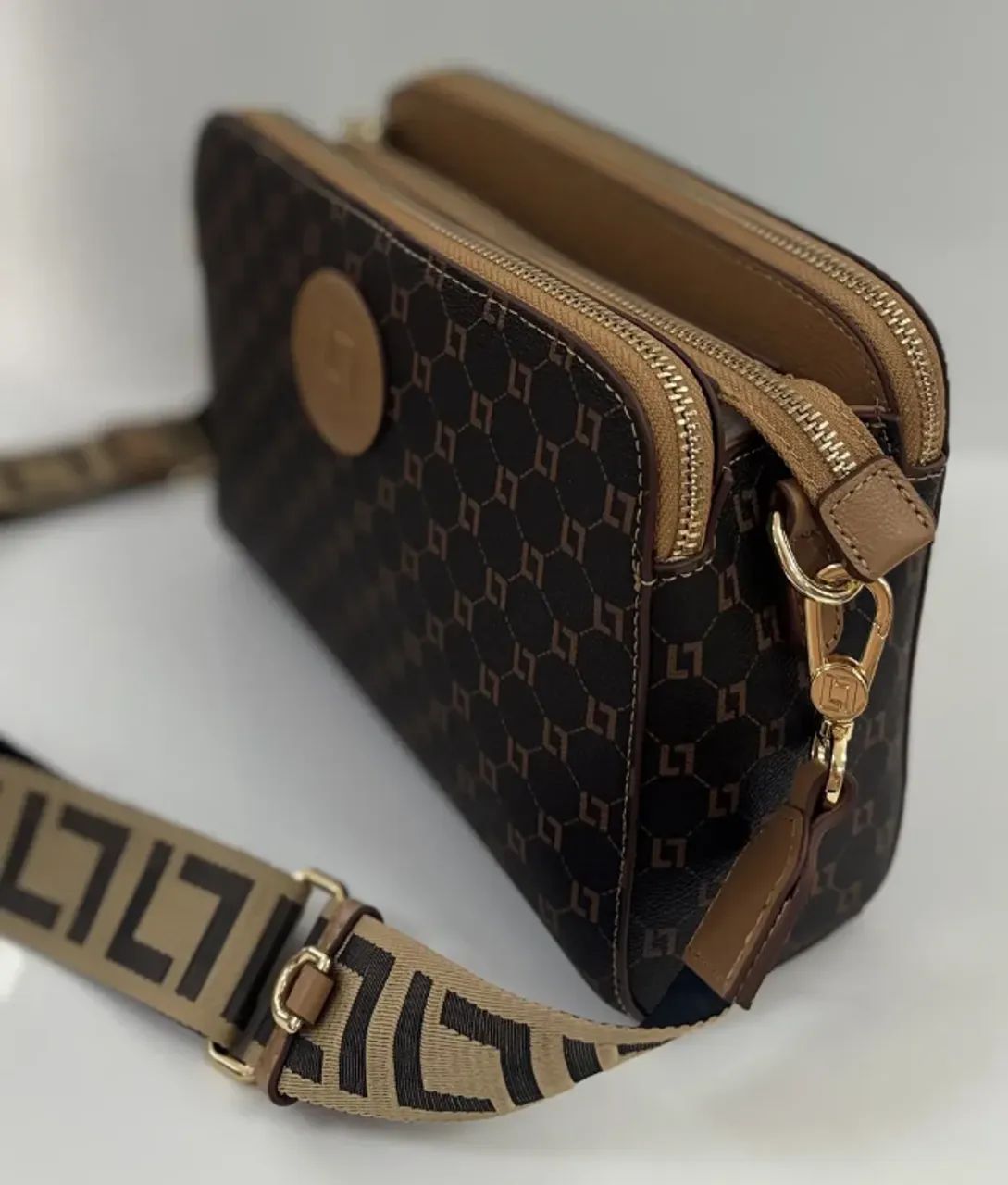 Bolsa "Premium" Luz da Lua Transversal Monograma Marrom Alça Larga - Foto 5