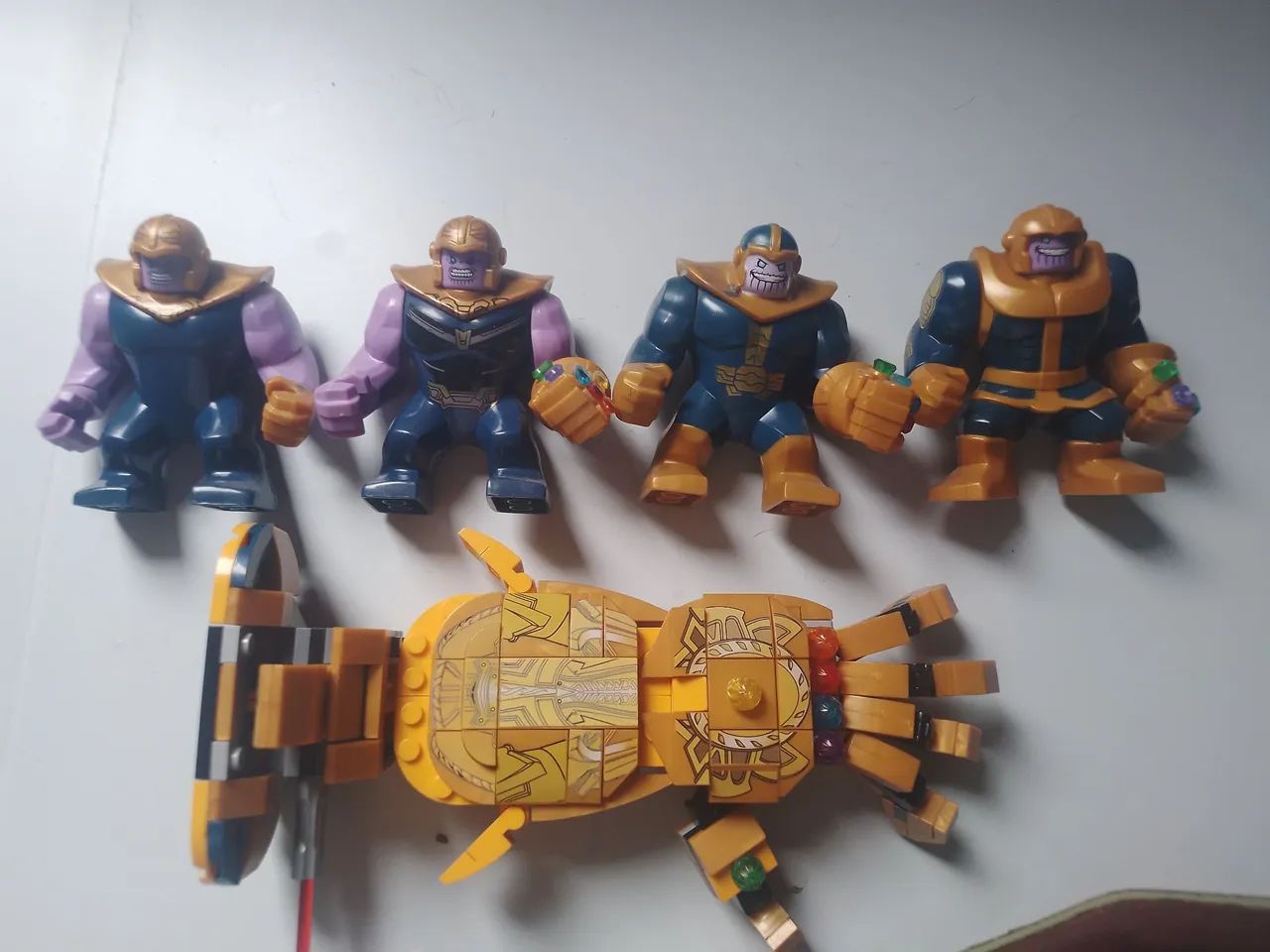 4 THANOS MAIS UMA LUVA SIMILAR LEGO