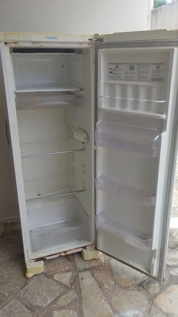 Vendo uma Geladeira Esmaltec.