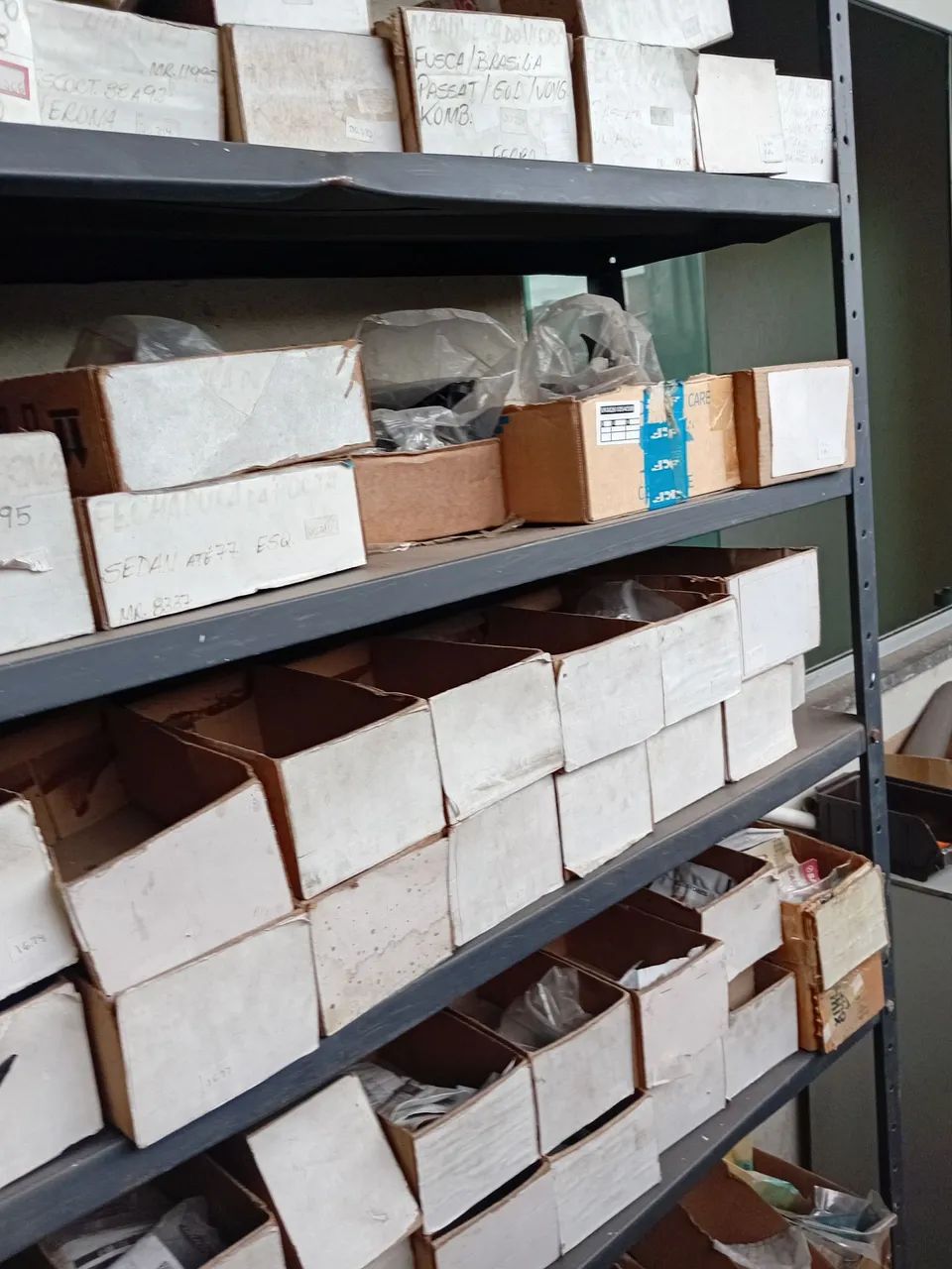 Fenda de fundo de loja de peças automotivas  - Foto 5