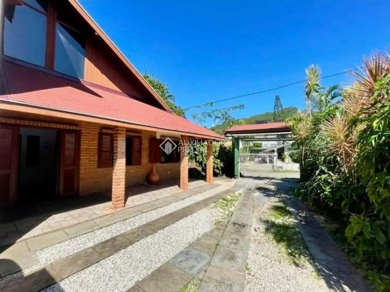 Casa 4 Dormitórios, sendo 4 suítes no Morro das Pedras
