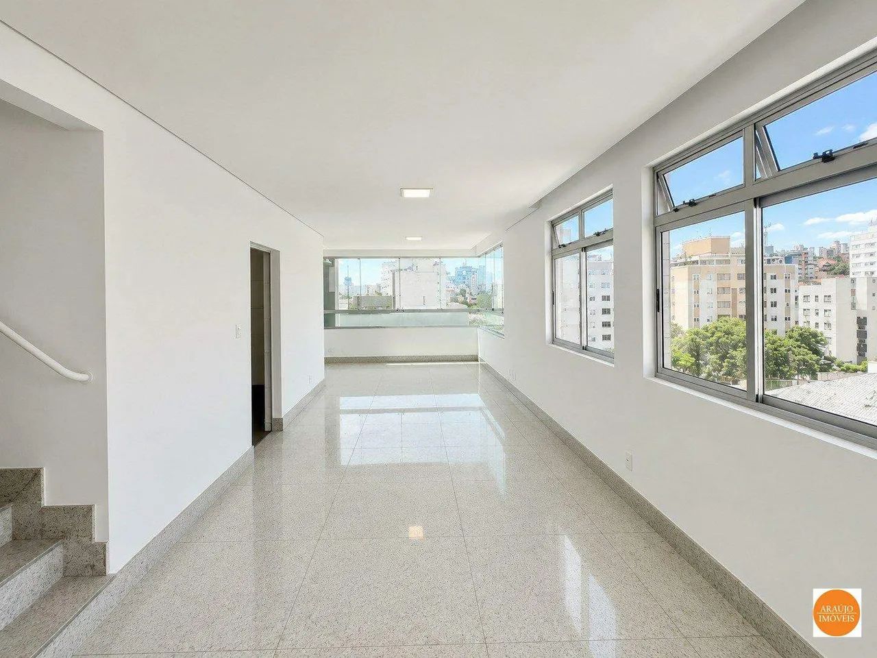 Cobertura Triplex com aproximadamente 252m² à venda  4 quartos, sendo 1 suíte e 4 vagas  U - Foto 2