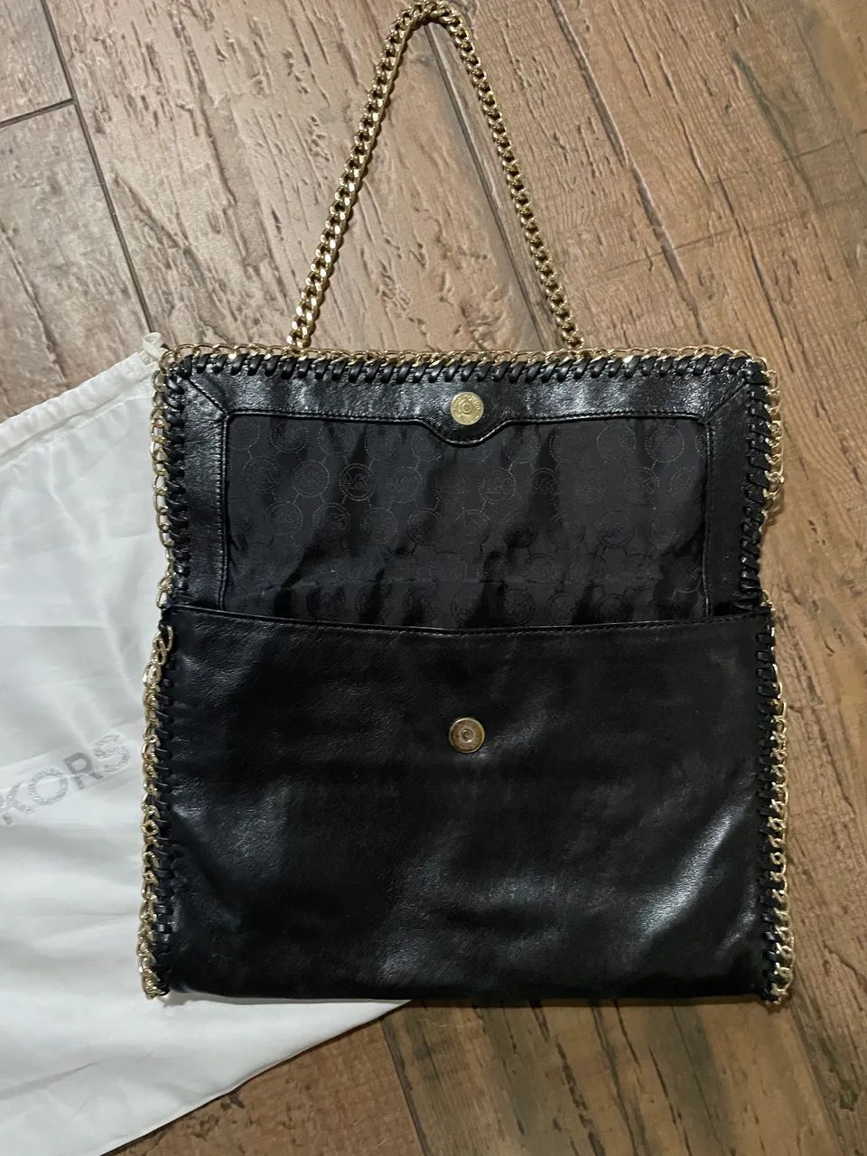 Bolsa de ombro em couro macio preta Michael Kors - Foto 2