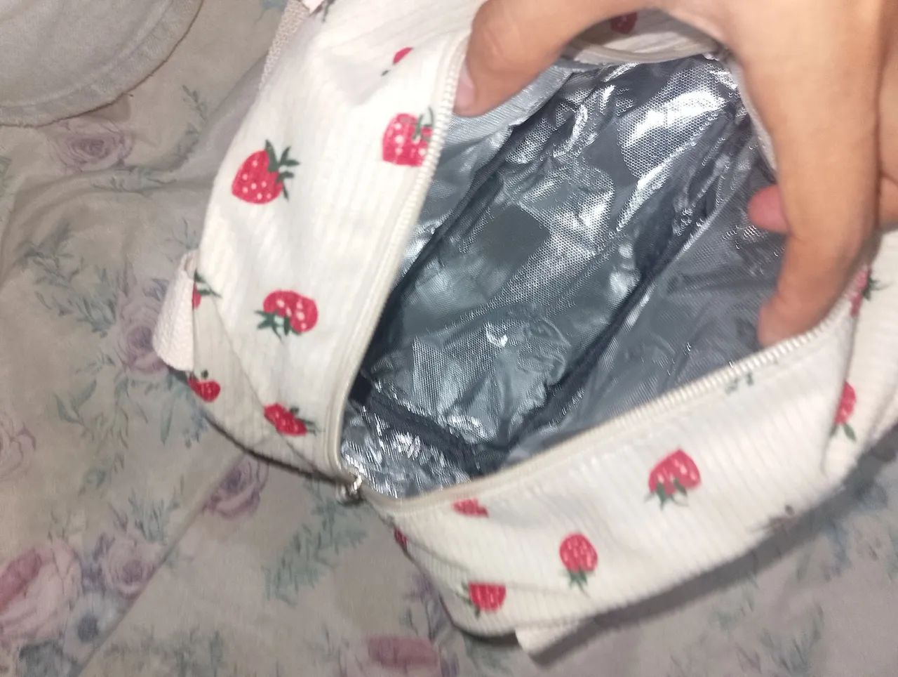 Mochila de morango ? e bolsa pra levar comida ? - Foto 3