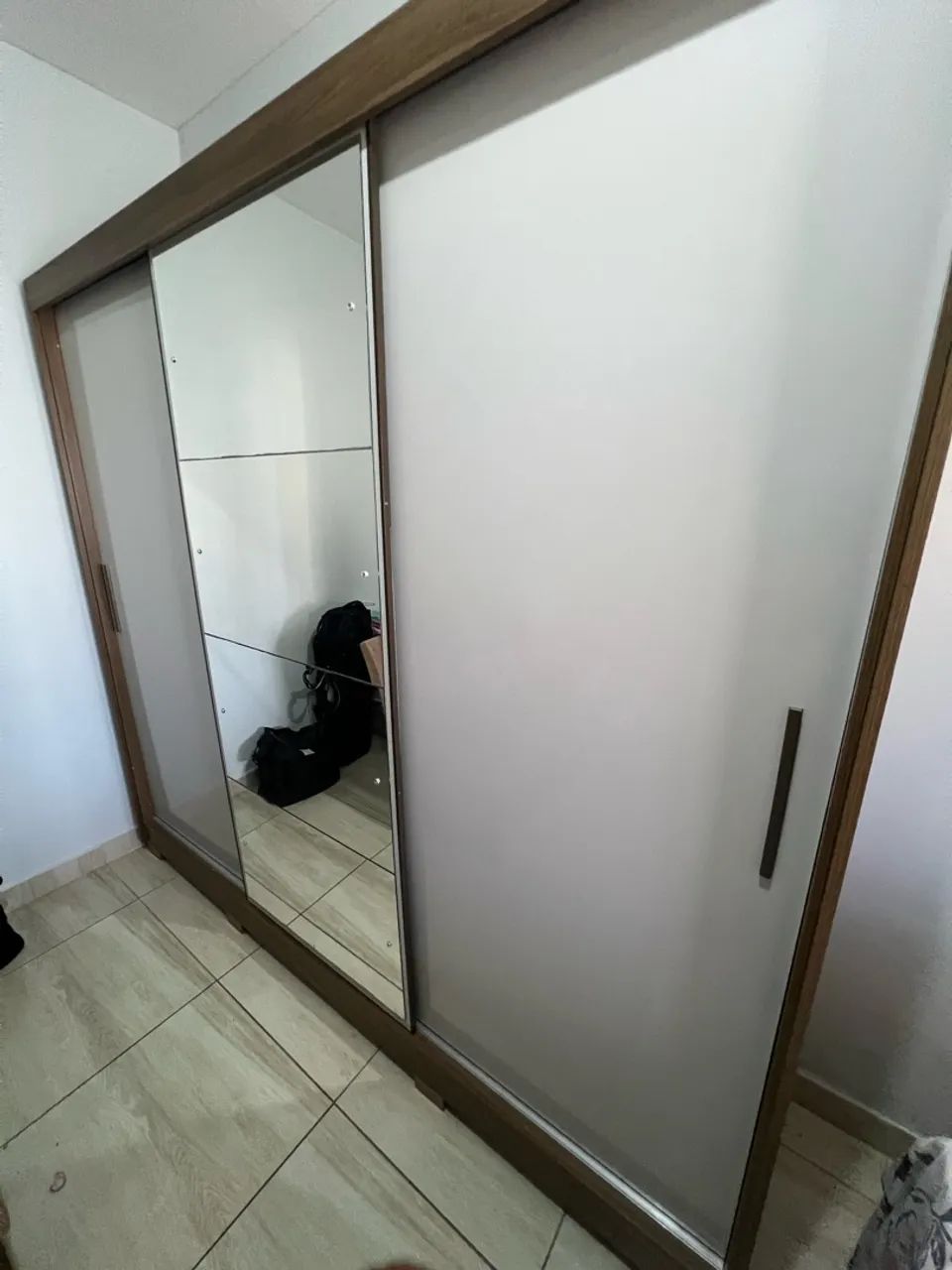 VENDE -SE GUARDA ROUPA