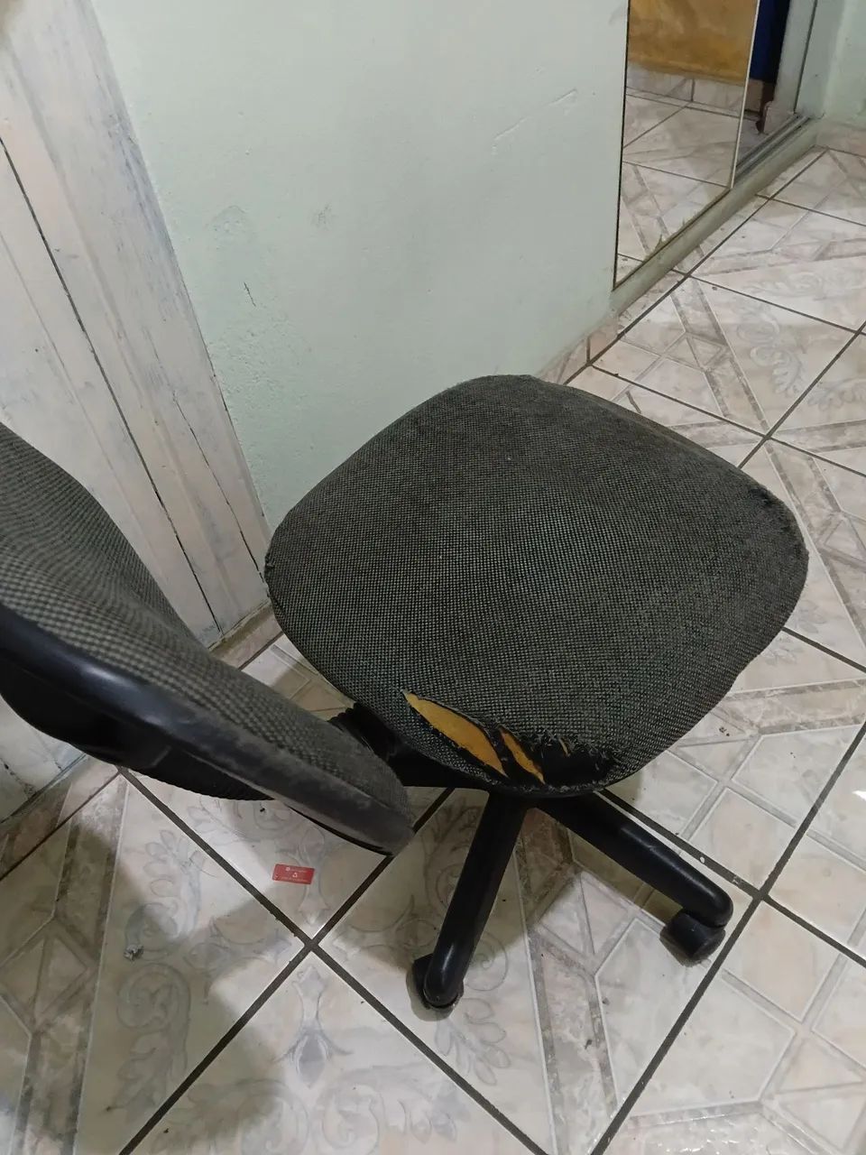 VENDO CADEIRA DE ESCRITÓRIO USADA - Foto 2
