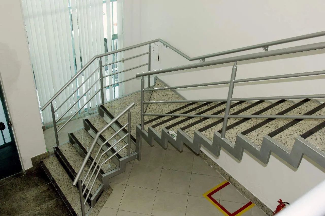 VENDA: Prédio Comercial 2 Pavimentos  6 Salas Prontas e Localização Prime Próximo à Praça  - Foto 3