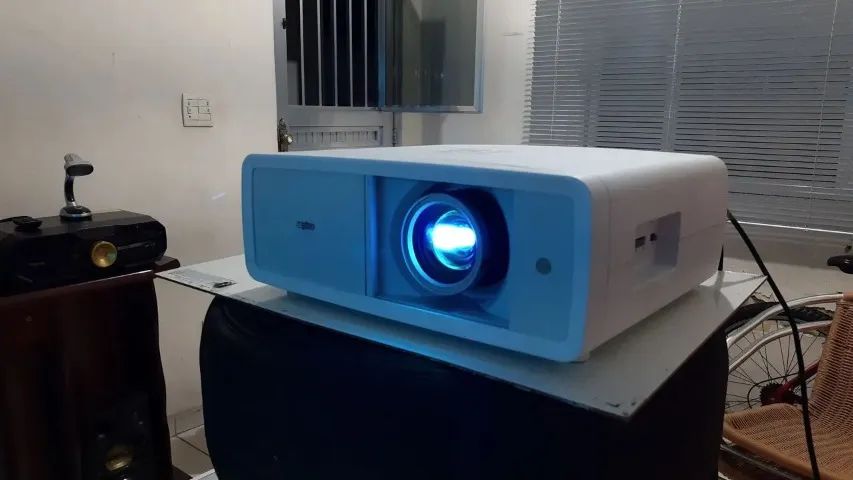 Esse é pra quem sabe! Projetor Sanyo PLV-Z2000 perfeito! Com