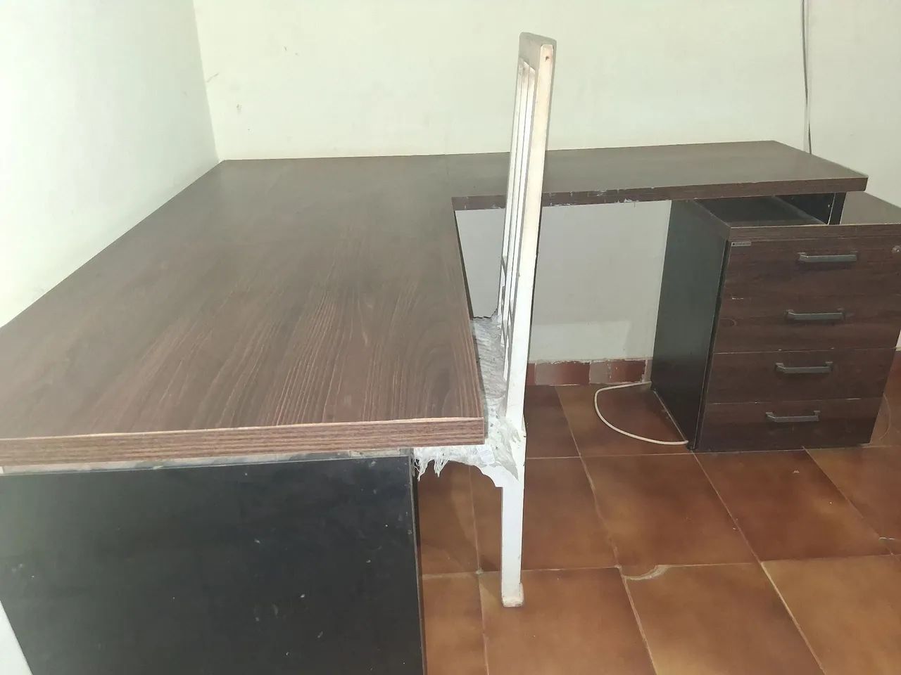 Mesa de escritorio dupla com 4 gavetas  - Foto 2