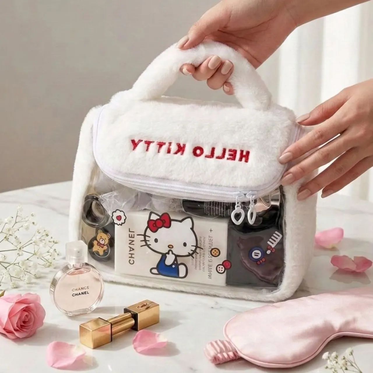 Necessaire Hello Kitty Premium Transparente e com Detalhe em Pelúcia