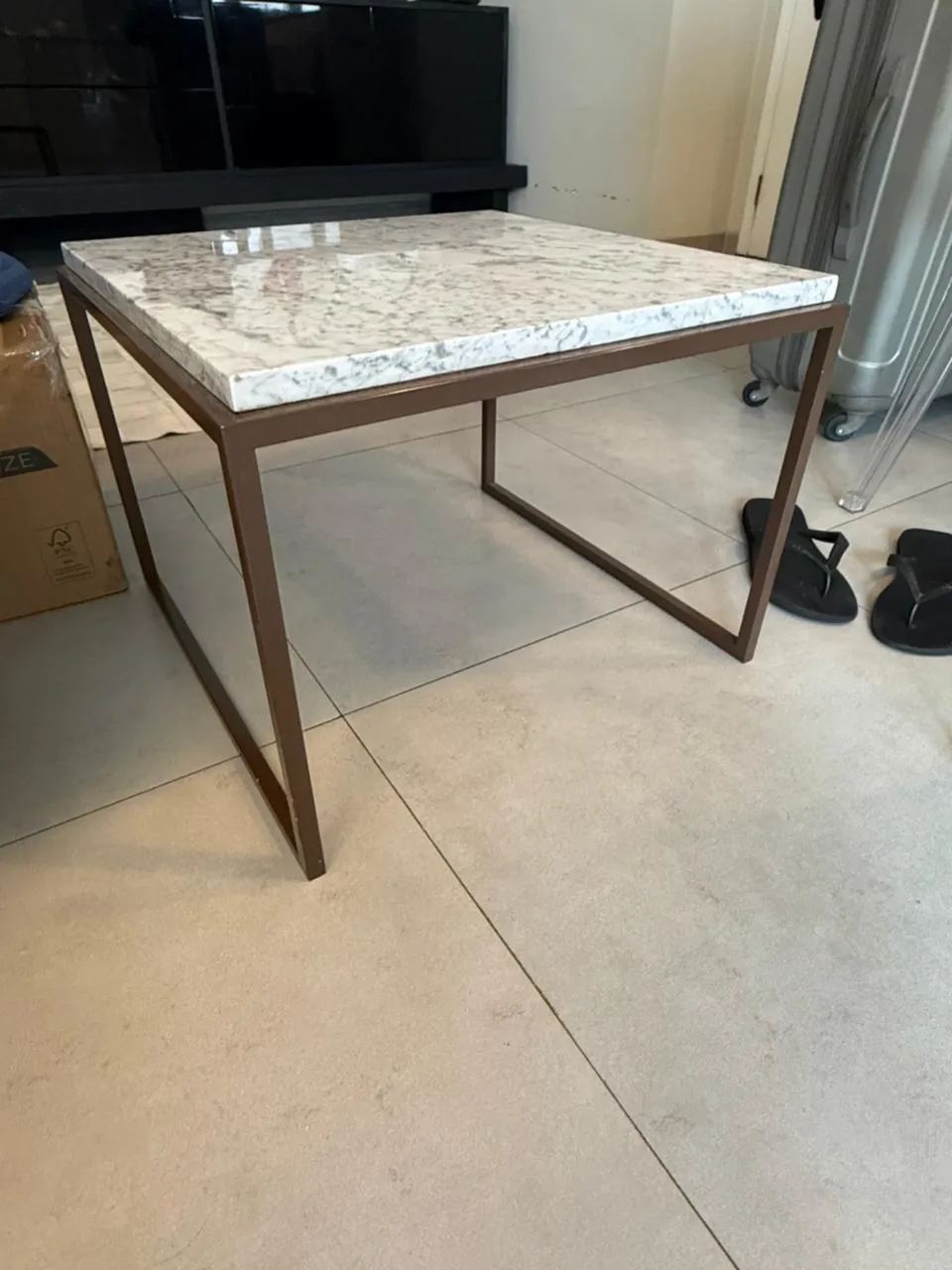 Mesa 50x50cm de mármore branco - Theodora Home