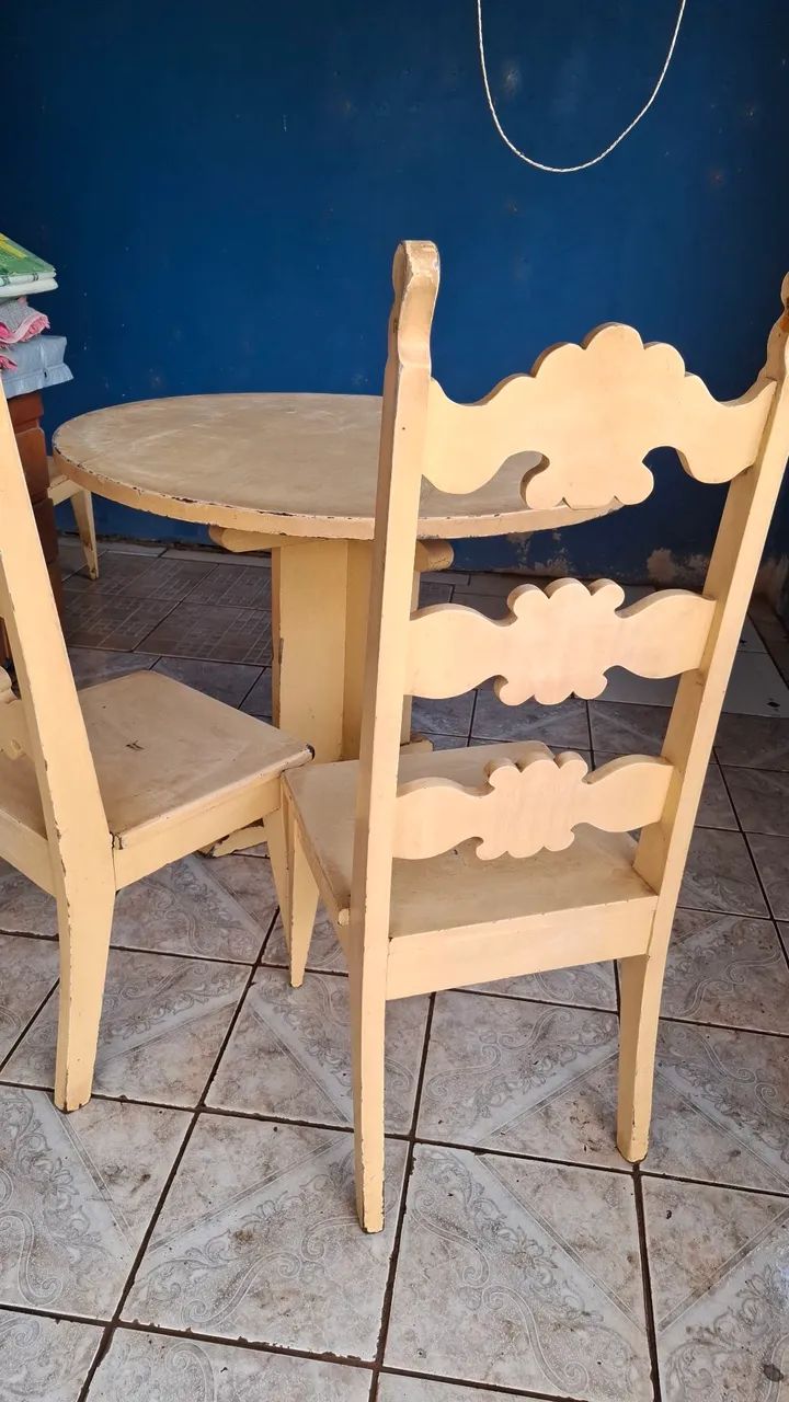 Mesa de madeira pesada com 2 cadeiras  - Foto 3