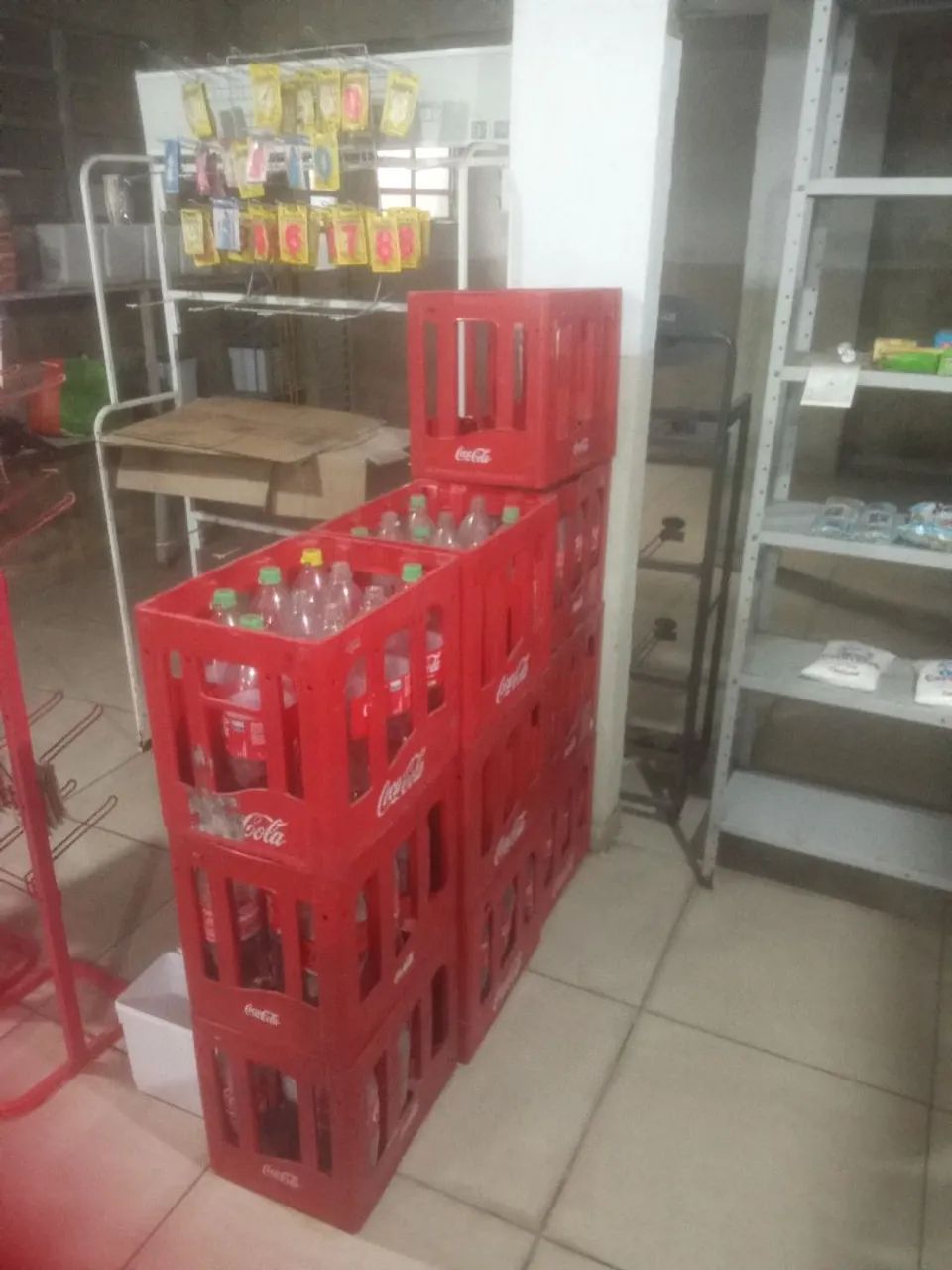 Caixas de Coca-Cola com vasilhames retornáveis 