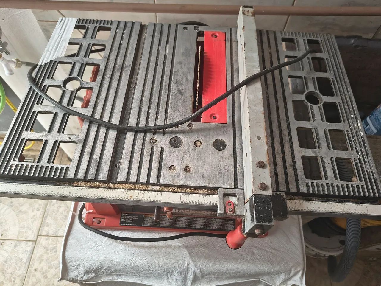 Serra Circular de Bancada Black & Decker, ideal para cortes precisos em madeira. 127v - Foto 3