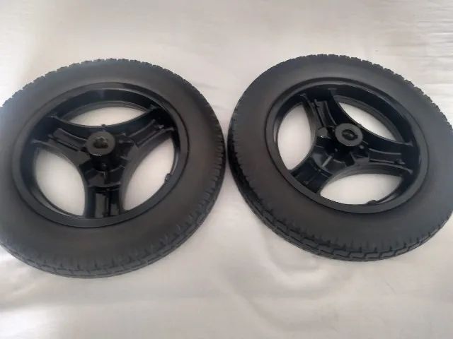  Par de Rodas Traseira Com Pneus  Maciço ( semi novas ) - Foto 3