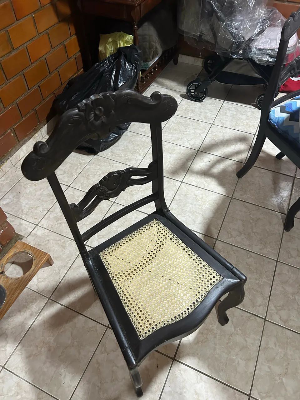 MESA DE MÁRMORE E CADEIRAS DE MADEIRA ANTIGOS  - Foto 5