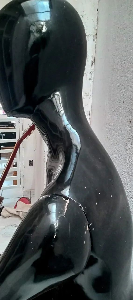 Manequim de fibra feminino sentada - Foto 3