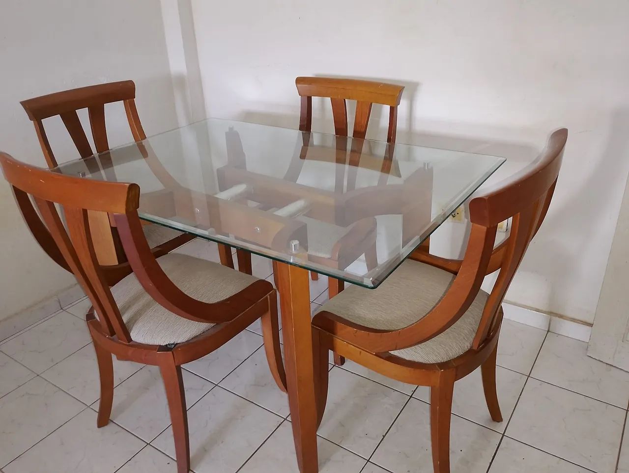 Sala de jantar em madeira e tampo de vidro medida 130x 90cm - Foto 3