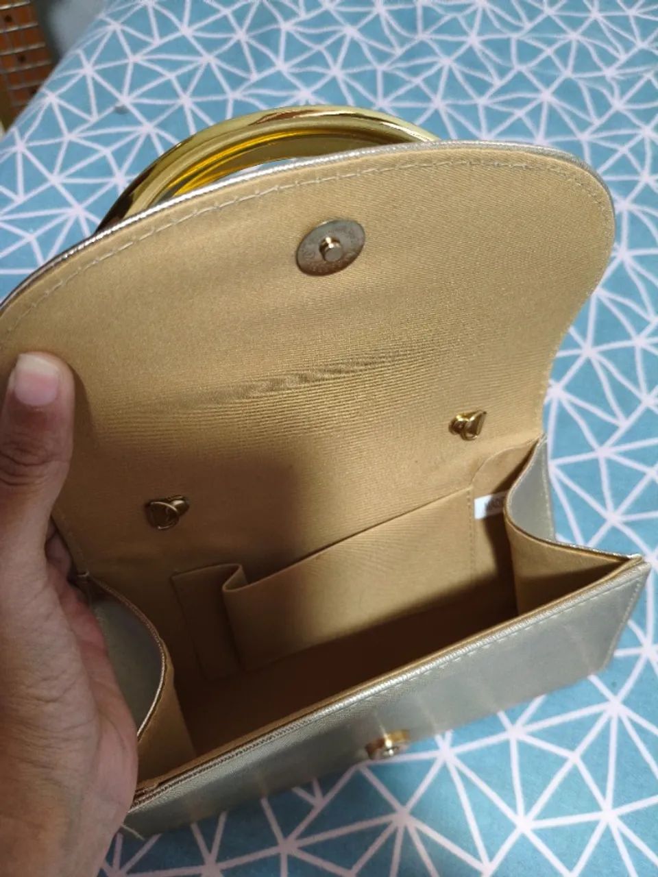 Clutch dourada com alça de mão  - Foto 5