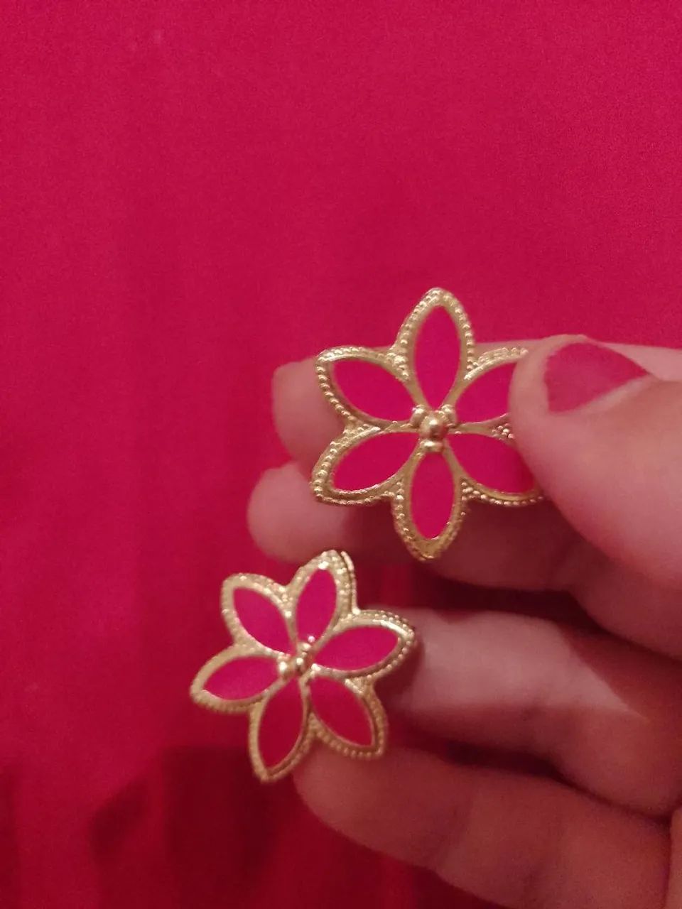 Brinco de flor rosa folheado a ouro