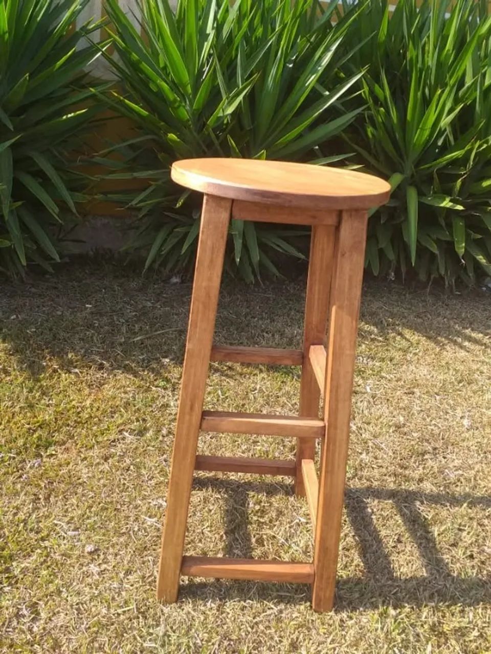 BANQUETA DE EUCALIPTO SEM ENCOSTO ENVERNIZADA