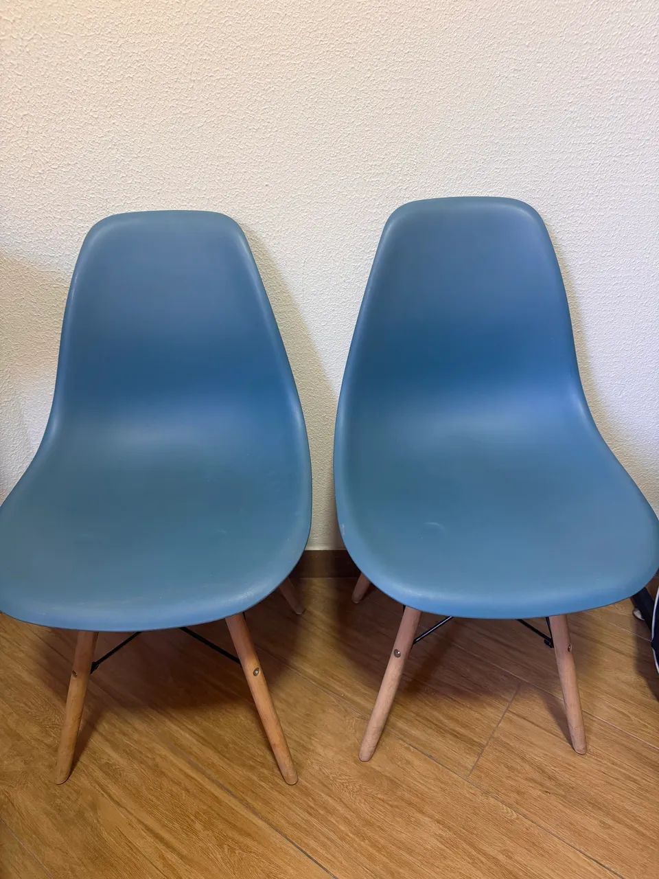 Kit com 2 cadeiras Eiffel azul, com design moderno e elegante. - Foto 2