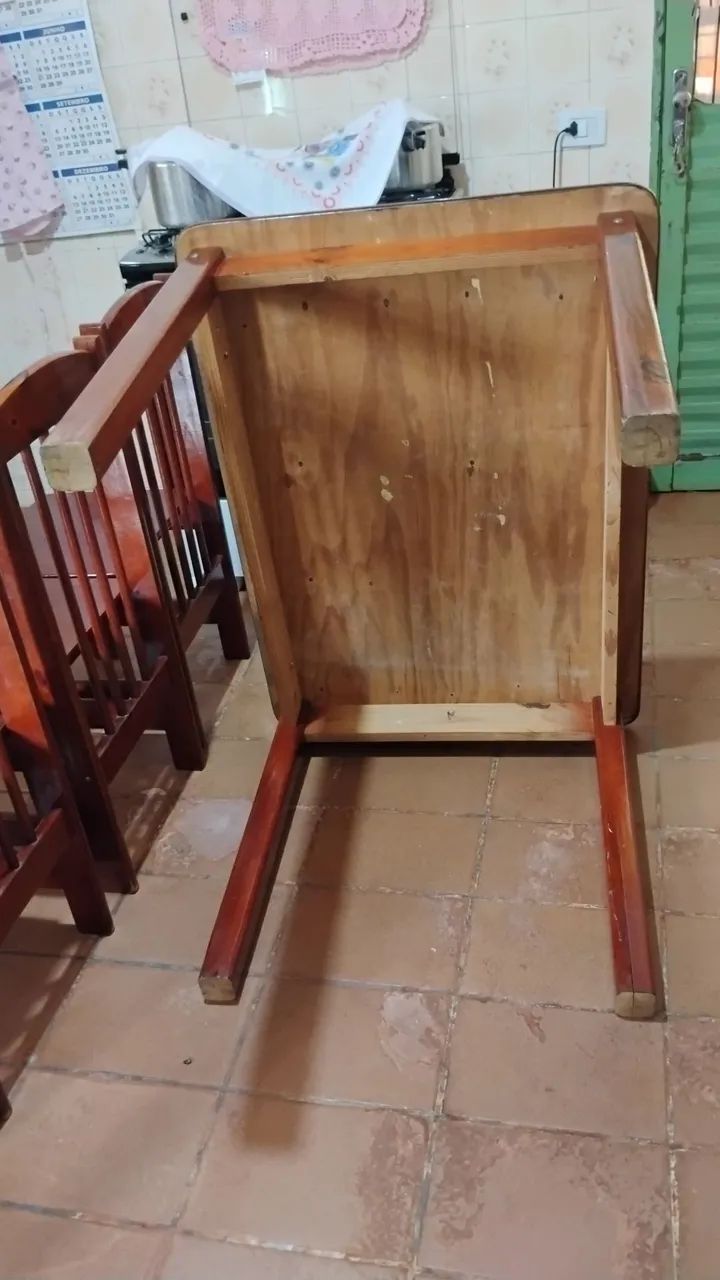 Mesa de madeira com quatro cadeiras - Foto 3