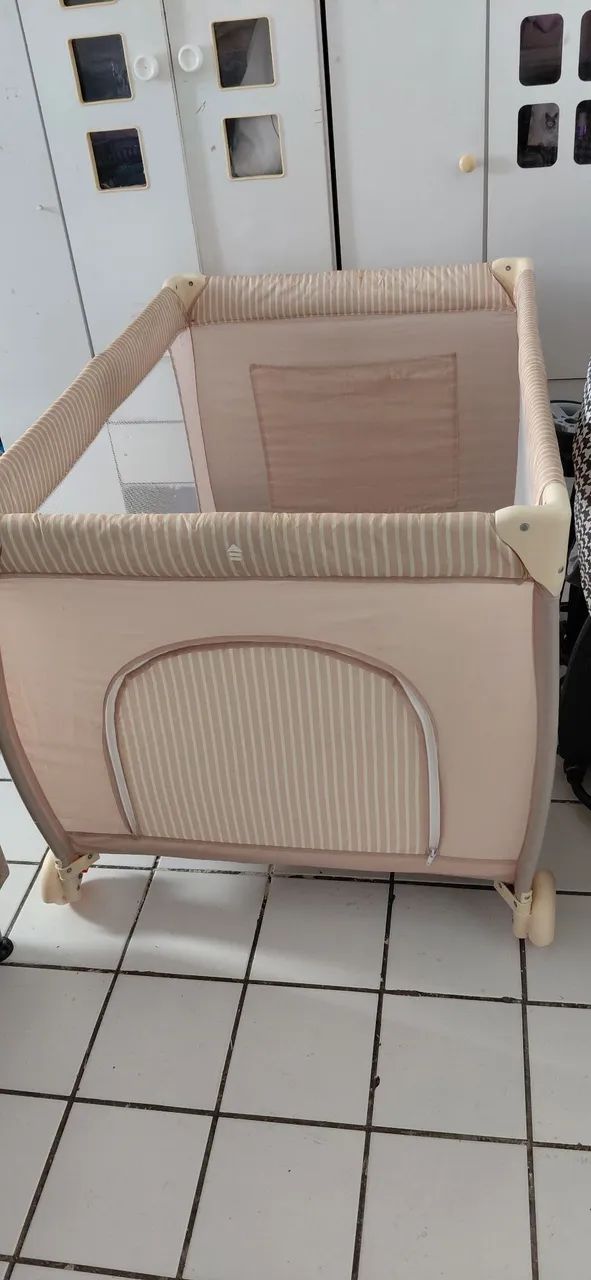 Berço cercadinho semi novo leia