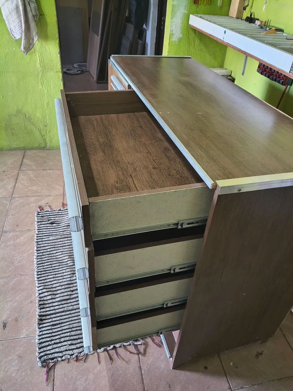 Cômoda compacta multiuso 