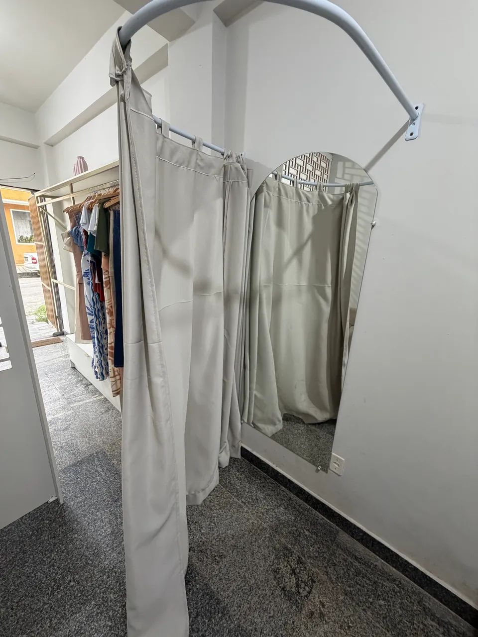 Arco e cortina de provador