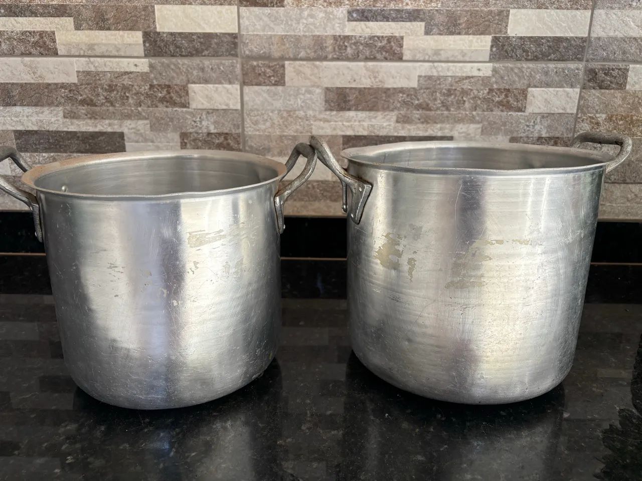 Duas caçarolas 