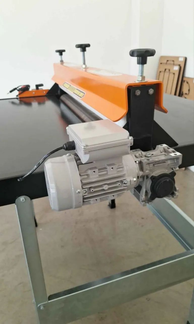 Máquina De Corte E Vinco Elétrica Semi Automática - 100cm com Bancada e 10 facas de corte. - Foto 2