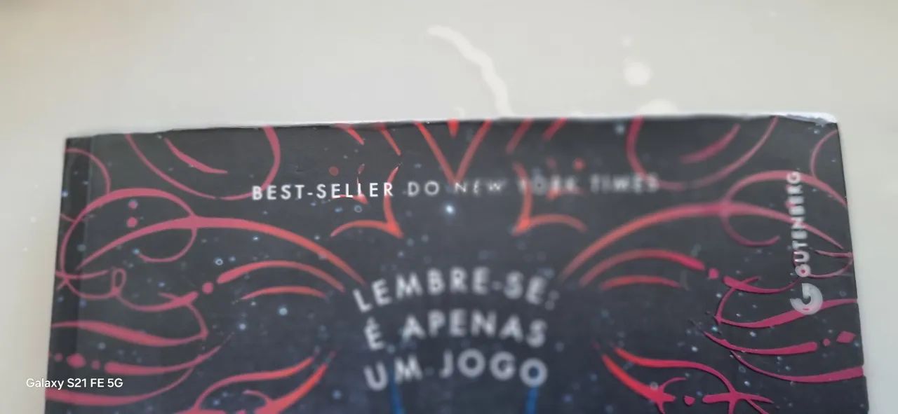 Livro Caraval - Foto 5