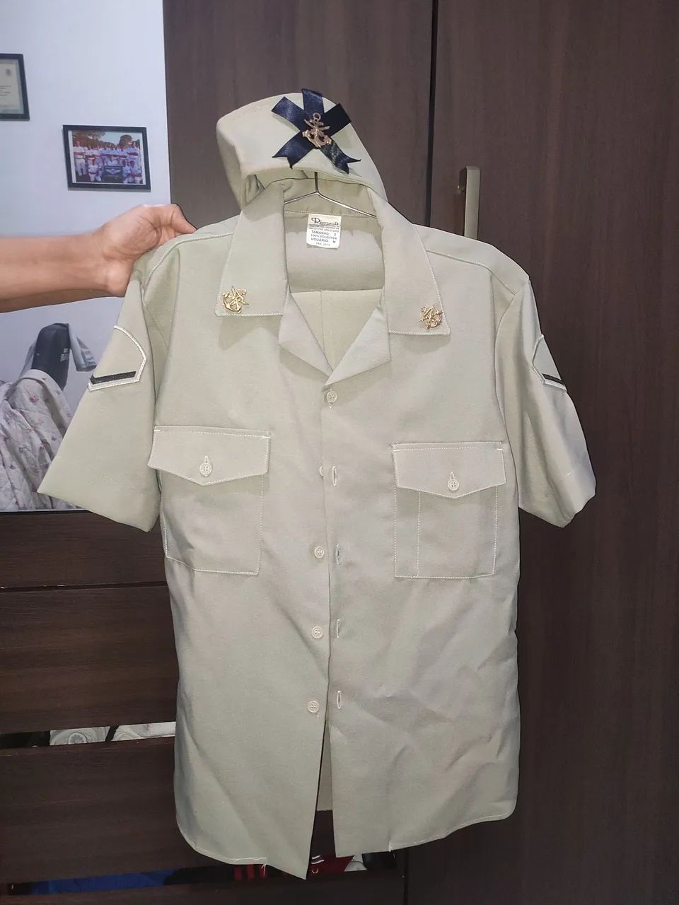 Roupa marinha usada uma vez 