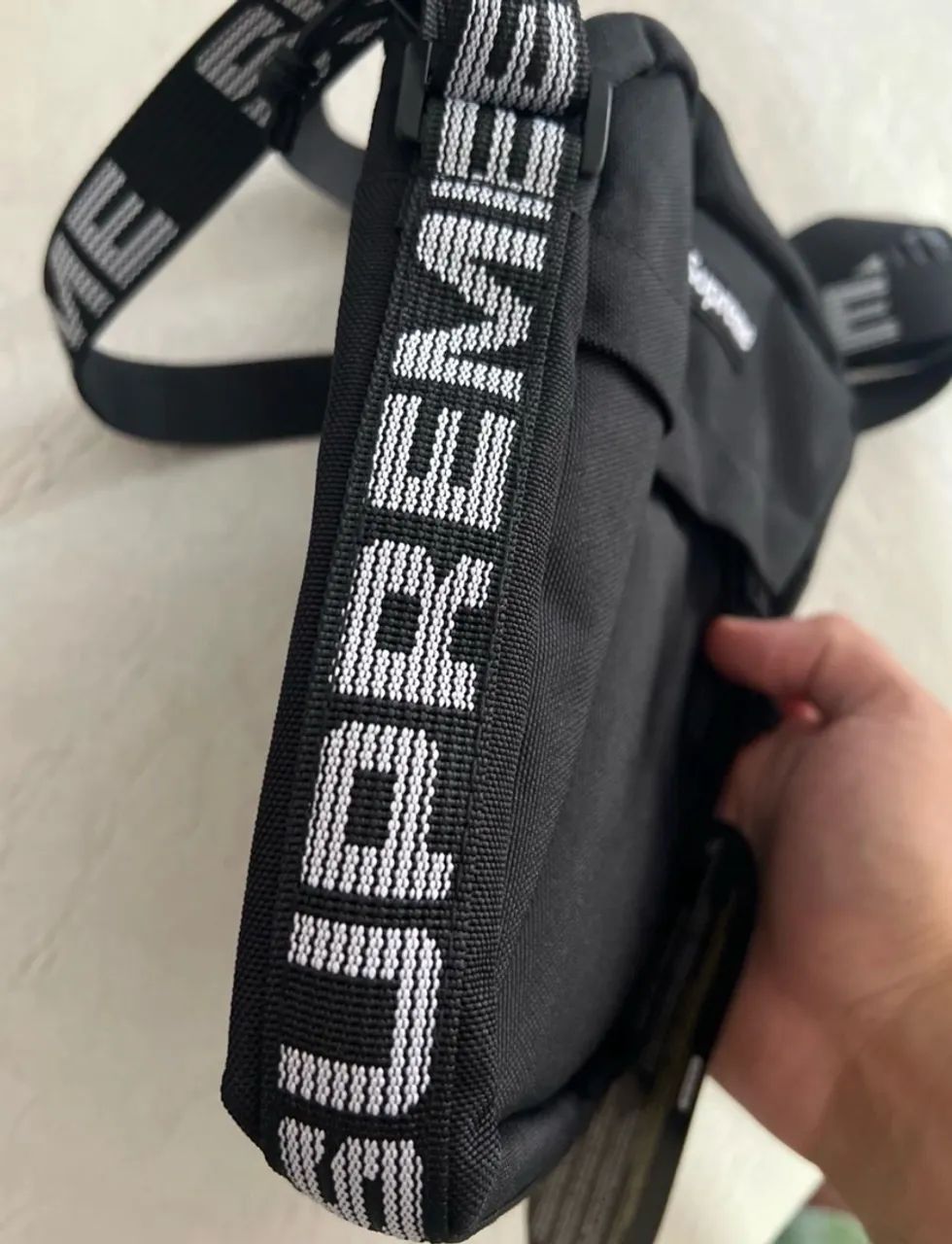 shoulder bag supreme preta - Foto 2