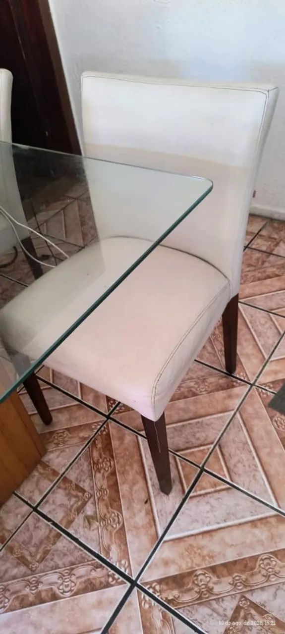 Mesa de vidro em madeira maçica com 4 cadeiras de couro - Foto 3