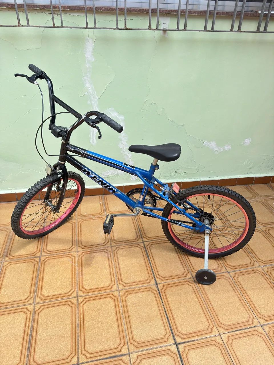 Bicicleta Wendy aro 20 com aro em alumínio e rodinhas 