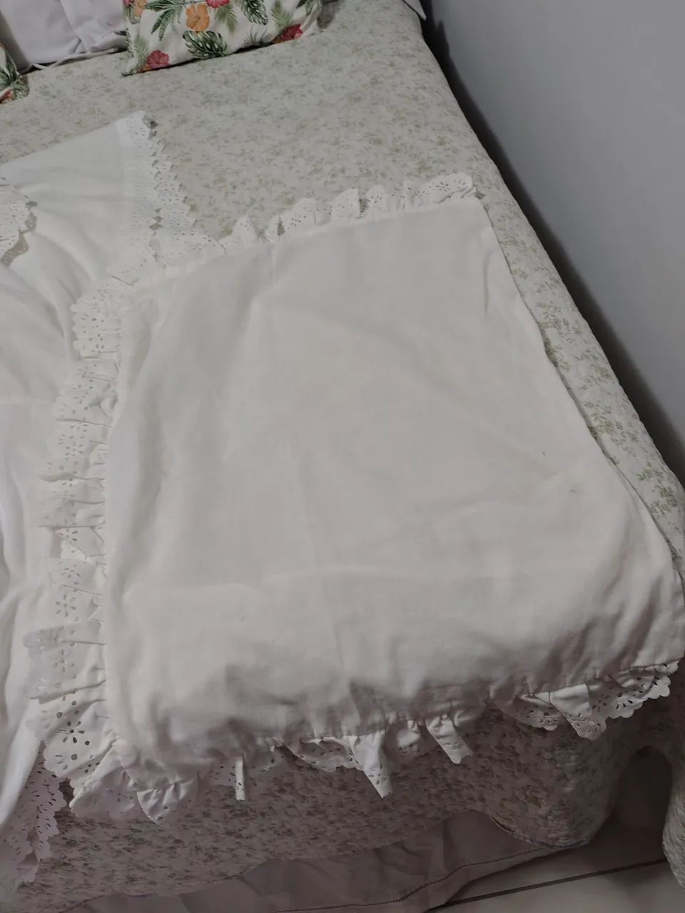 Colcha casal/2 fronhas e duas capas almofada 